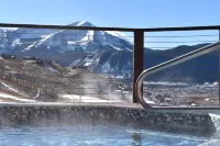 New! Ski-in/Out Condo with Hot Tub and Great Views! The Ski Haus