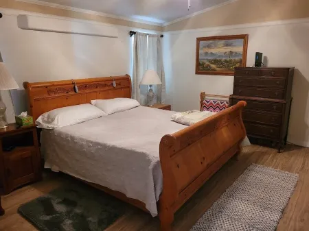 Your Desert RetreatSnowbirds Discount at our Pet Friendly home Отели в г. Форт Мохаве