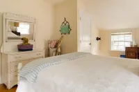 Located close to wedding venues, university, shops and eateries and Newport. Hotels near Roger Williams University