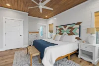 The Blue Cat: Family-Friendly Luxury Lakefront Retreat w/ Fire Pit, Sunset Views