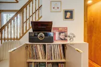 Fireplace, Hot Tub, Sauna– Adventure & Charming Towns!