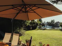 Charming Riverside Cottage - Ideal for Families & Groups, Pool, Gardens & River Hotel a Staines