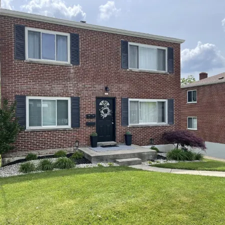 Cozy 2 Bedroom Unit Minutes From Downtown Cincinnati!