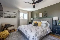 Newly remodeled modern farmhouse near the Rocky Mountains! Hotel a Columbine