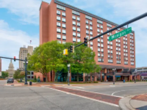 ダブルツリー バイ ヒルトン ランシング ランシングのホテル