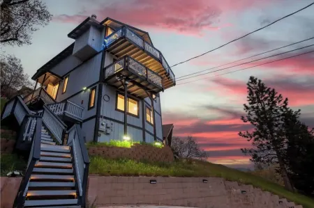 Majestic Escape LakeView, Pet friendly & Hot tub welcoming Crestline