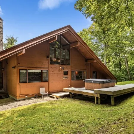 Charming 4-bedroom Ski house in Stratton with Shuttle or walk to slope.