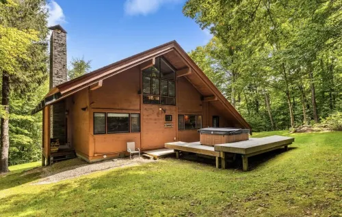 Charming 4-bedroom Ski house in Stratton with Shuttle or walk to slope.
