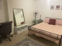 Charming & Spacious Apt in Historic Rowhouse 컬럼비아 하이츠 호텔