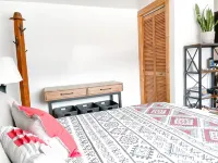 YEAR ROUND, a Cozy Studio for 2, Overlooking the Historic Yellowstone Arch