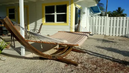 Dog-Friendly Waterfront House with 37ft Dock and Cabana Beach Club & Pool Отели в г. Key Colony Beach