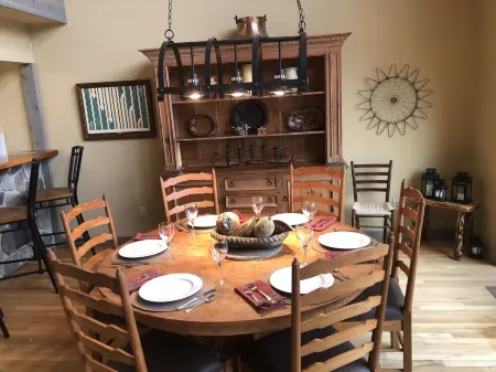 Upscale Sugar Mtn Home w/Amazing View, Hot Tub, Ping Pong Отели рядом с достопримечательностью «Колледж Лис-Мак-Рай»