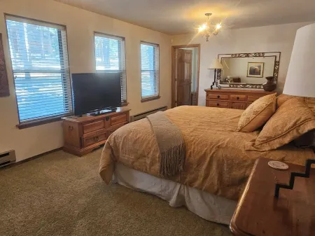 5 Bedroom Ski, Golf, Relax Country Club Home. Pet Friendly. Easy Access.