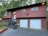 Beautiful Bi-level. Game room with pool table, 5 UHDTVs, WiFi. Central heat/air.