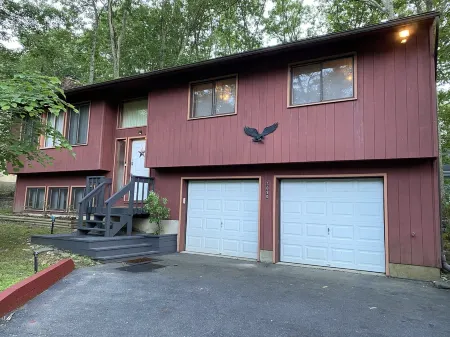 Beautiful Bi-level. Game room with pool table, 5 UHDTVs, WiFi. Central heat/air.