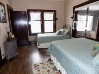 Warm, spacious prairie style home with all the comforts of your home. Các khách sạn gần West Central Model Railroad