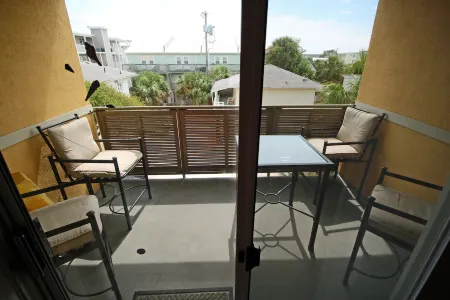 200 Steps to the Beach and Pier! Walk to Restaurants. 2 or 3 Payment Option.