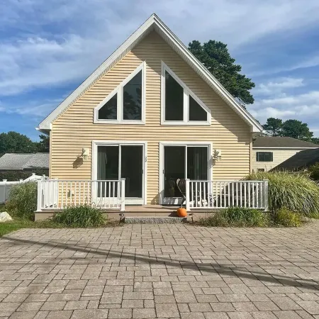 Moody Maine Beautiful 3 Bedroom Home Walk to Beach  Restaurants & Trolley Line