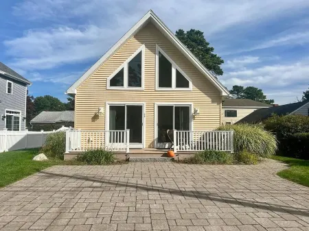 Moody Maine Beautiful 3 Bedroom Home Walk to Beach  Restaurants & Trolley Line
