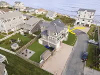 Panoramic Ocean View, 5 BR, Central Air, 10 minute walk to Scarborough Beach Hotel a Narragansett