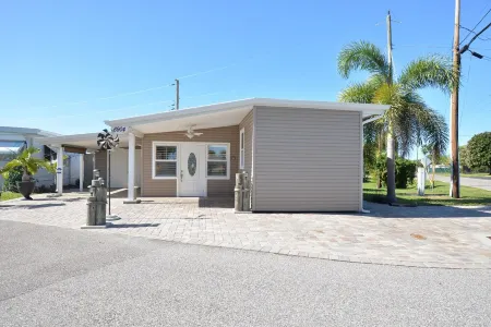 Bay Cottage - 940 sq Ft!  Luxury for Your Stay  - 30 Day Rental - 55+ Community Отели в г. Брейдентон