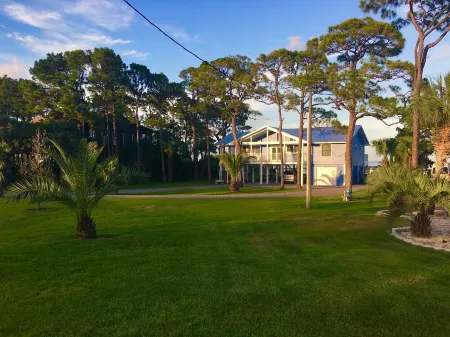 5G internet!  Work from home here!Bay front, 3 bdrm, 2 bath, Dock for your boat