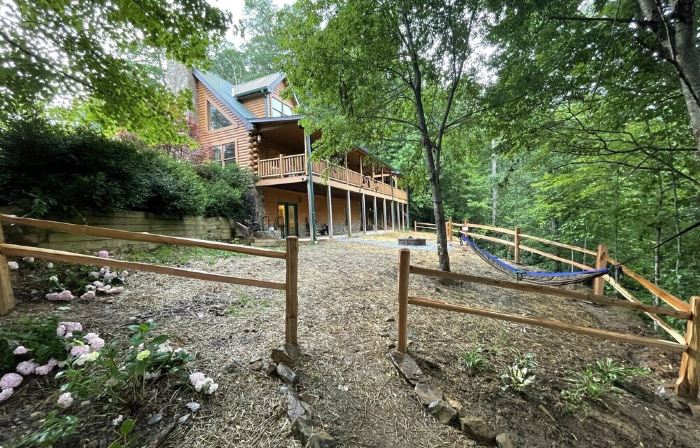 5br Log Cabin: Hot Tub, Firepit, Game Room, Yard! Near Fontana, Bryson, and NOC