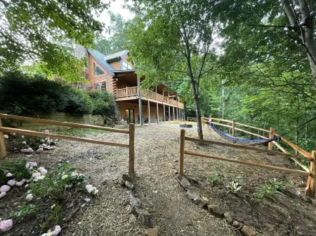 5br Log Cabin: Hot Tub, Firepit, Game Room, Yard! Near Fontana, Bryson, and NOC