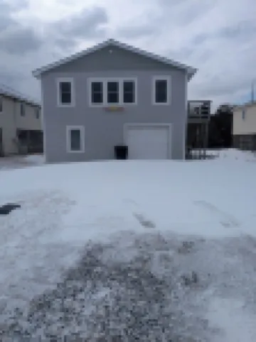 Comfortable and clean beach cottage convenient access to the beach.