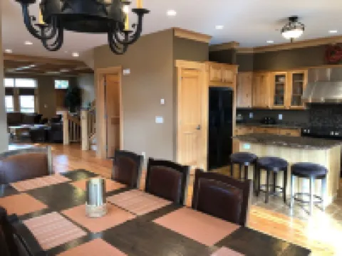 Large Big Sky Condo, sleeps 12-14. Close to Yellowstone and world class skiing!