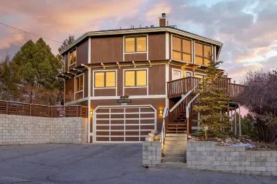 Spectacular views-5- cars easily. pool table and brand new hot tub.
