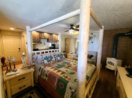 Brian Head Village Escape 4/3 with Ski Slope Views Across from the Lift Unit J-2 Отели в г. Брайан Хед