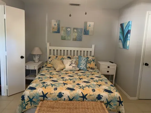 St Simons Island,  2 bedroom, 2 bath condo, short walk to village and beaches.
