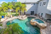 Shangri-La ♛ Private Waterfront Resort Sleeps 30 • 3 Acres •Mega Pool•Game House - Private Pool