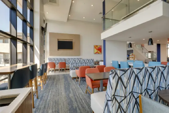 Holiday Inn Express & Suites BRANSON 76 CENTRAL by IHG