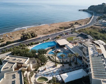 ครีแตน ดรีม รีสอร์ท และ สปา โรงแรมในStalos