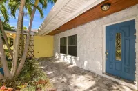 Thumb Point Oasis w/Heated Pool- walk to beach!