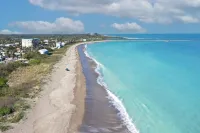 Thumb Point Oasis w/Heated Pool- walk to beach!