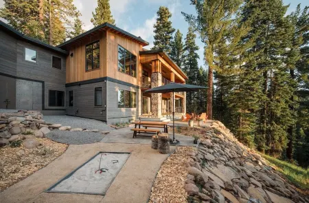 New modern home with spectacular view on 5 private acres Отели рядом с достопримечательностью «California Historical Landmark 780-6: Transcontinental Railroad in Truckee»