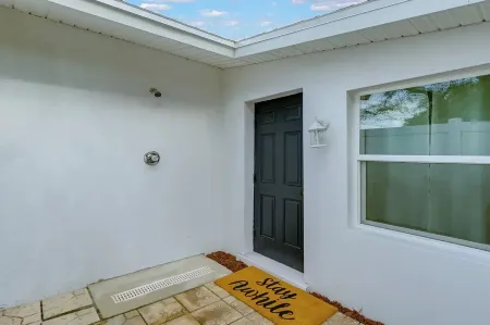 King Bed. Great Parking. Message with Questions.