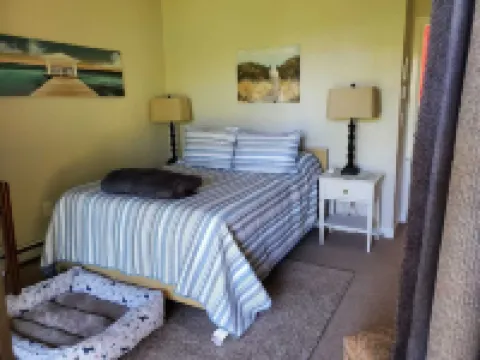 Your Cape Cod respite awaits! 5 minutes walk to quiet bay beach. 伊斯特姆酒店