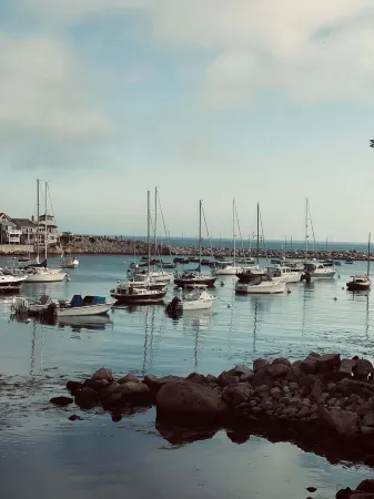 Charming Coastal Cottage, Steps to Ocean & Rockport Village! Отели рядом с достопримечательностью «Motif #1»