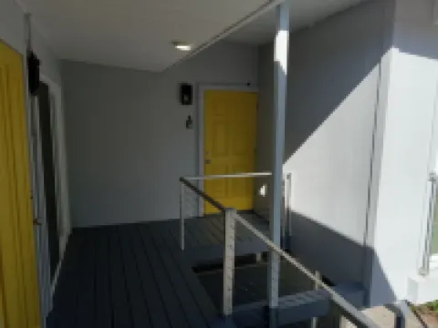 2nd floor 2bdrm/1.5 bath 1 mi from Marina and downtown. Just 2 miles from beach!