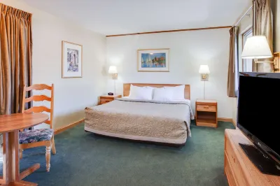Super 8 by Wyndham Mackinaw City/Beachfront Area
