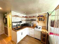 Waikiki Living, 4 blocks from surf, mountain views, king size bed and office!
