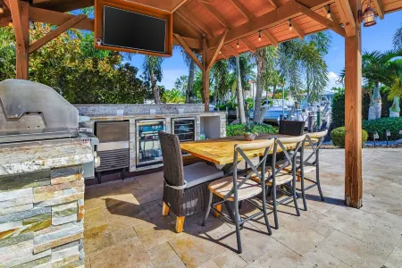 Luxury Waterfront house/ Heated pool in paradise