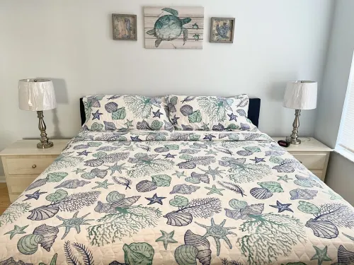Minutes away from beach, Best Rate, Pool, Free parking and King Bed.