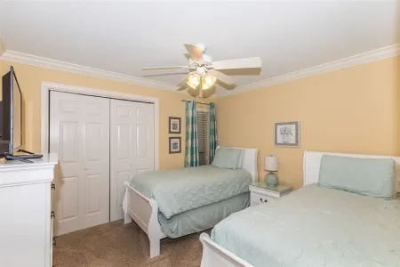 Minutes to the some of the best beaches, dining and shopping Отели рядом с достопримечательностью «St. Simons Island Lighthouse Museum»