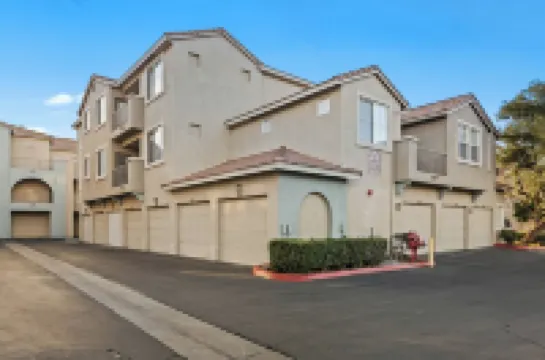 5 minutes from six flags , close to shopping center 2 beds 2 bath private