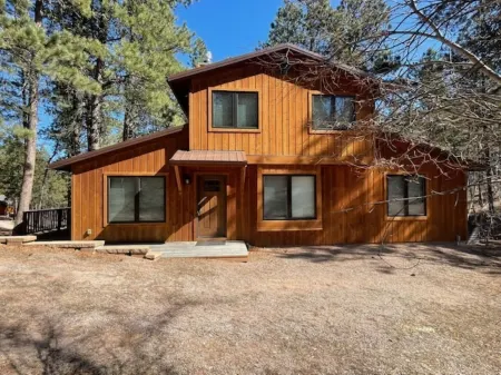 3-bedroom cabin Sleeps 8 Close to ATV Trails with WiFi